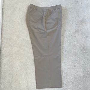 Chico’s Weekends Khaki Flat Front Crop Capri Pants Size 1 US M/8